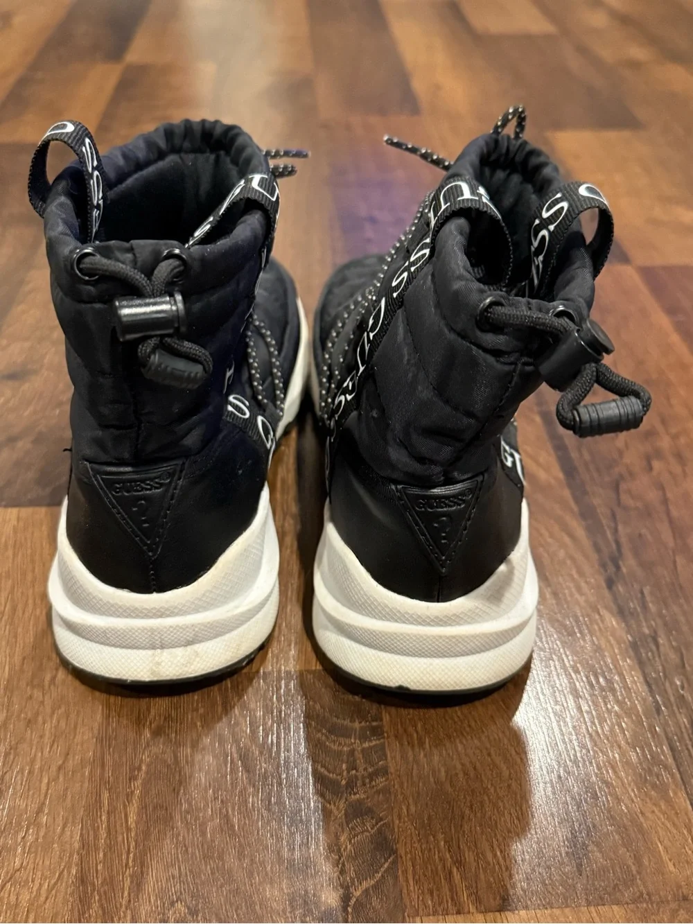 Guess women’s “chilly”